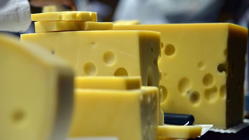 Emmentaler-Käse aus Bayreuth sollte nach Frankreich geliefert werden. (Symbolbild) Emmentaler-Käse aus Bayreuth sollte nach Frankreich geliefert werden. (Symbolbild)