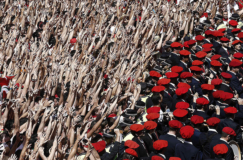 Fans und Demonstranten auf dem Sanfermines-Festival 2015 in Pamplona.