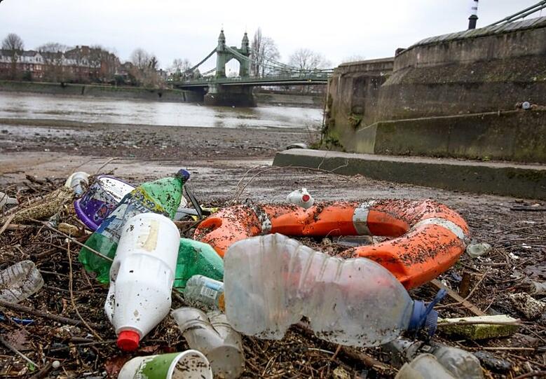 So sieht es teilweise in London aus: das verschmutzte Ufer der Themse im Stadtteil Hammersmith.