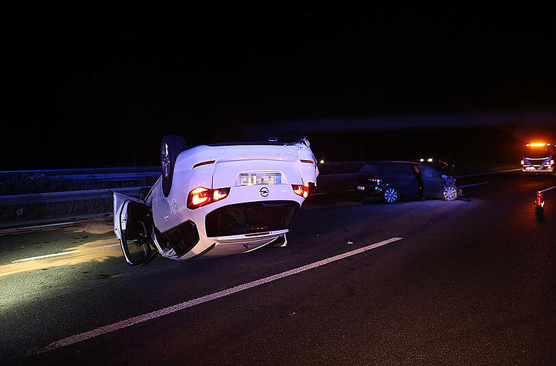 Trümmerfeld auf der A3: Am späten Mittwochabend waren hier mehrere Fahrzeuge an drei Unfällen beteiligt. Die Bilder aus Erlangen.