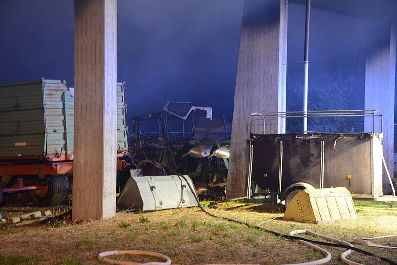 Die Maschinenhalle kam vergleichsweise unbeschadet davon - dafür zerstörte der Brand einen Traktor sowie mehrere Anhänger. Die Bilder aus Gerzen bei Landshut.