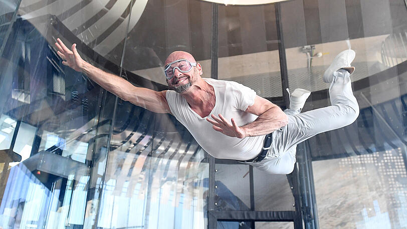 Ein aktiver Mann: Jochen Schweizer in der Skydiving-Anlage in der nach ihm benannten Arena.