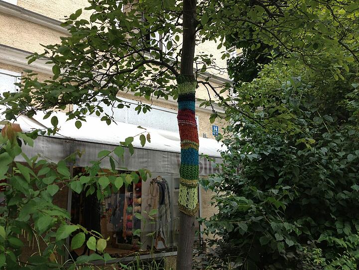 Ein Hingucker in der Volkartstraße: Den Bäumen wurden kleine Wollhüllen um die Stämme gestrickt.