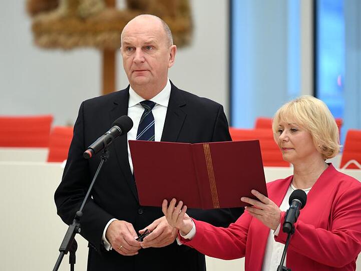 In Potsdam spricht Dietmar Woidke neben Landtagspräsidentin Ulrike Liedtke den Amtseid.