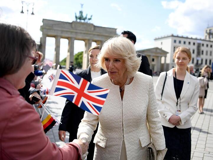 Die britische Herzogin Camilla vor dem Brandenburger Tor. Ralf Hirschberger