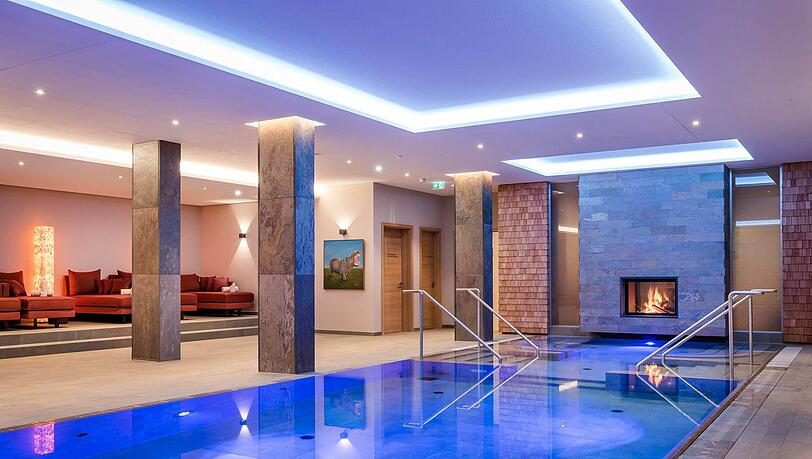Die Zeit im Klosterhof hält langfristig gesund: Wohlgenuss, Wellness, Kulinarik und ganz besondere Verwöhnprogramme erfüllen Körper, Geist und Seele. Im Artemacur Spa ist Gesundheit beheimatet und verspricht Wellness Hochgenuss auf 1500 m². Die Zeit im Klosterhof hält langfristig gesund: Wohlgenuss, Wellness, Kulinarik und ganz besondere Verwöhnprogramme erfüllen Körper, Geist und Seele. Im Artemacur Spa ist Gesundheit beheimatet und verspricht Wellness Hochgenuss auf 1500 m².