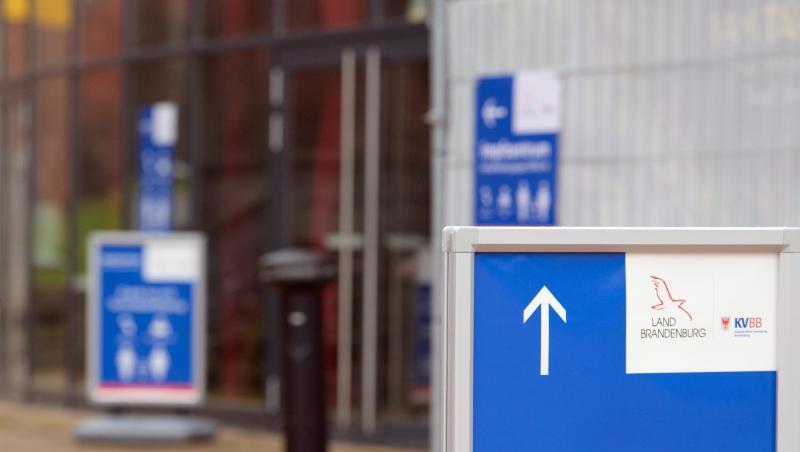 Impfzentrum in der Metropolishalle des Filmparks Babelsberg. Die Bundesregierung bereitet sich auf Angriffe gegen solche Institutionen vor.
