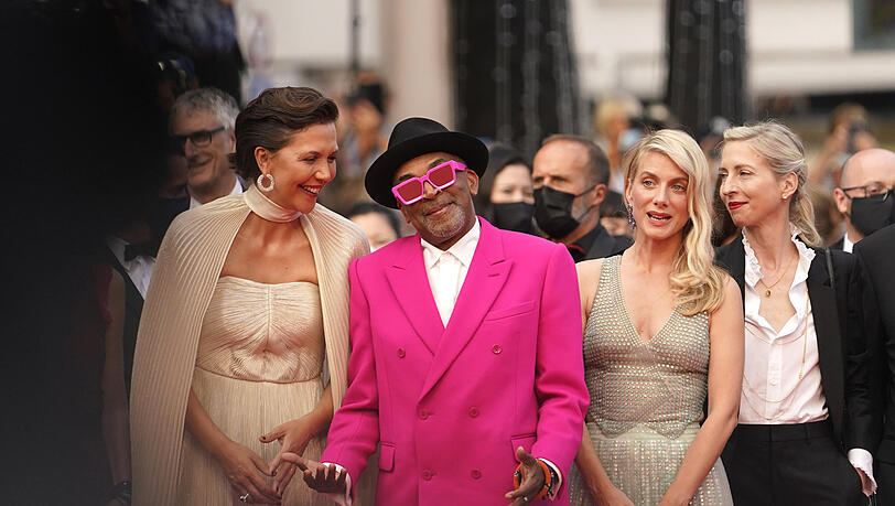 Pink Power: Jurypräsident Spike Lee kommt mit den Jurymitgliedern Maggie Gyllenhaal (li.), Melanie Laurent und Jessica Hausner (rechts) zur Eröffnungsfeier der 74. internationalen Filmfestspiele in Cannes.