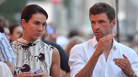 Lisa und Thomas Müller führen aktuell eine Fernbeziehung.