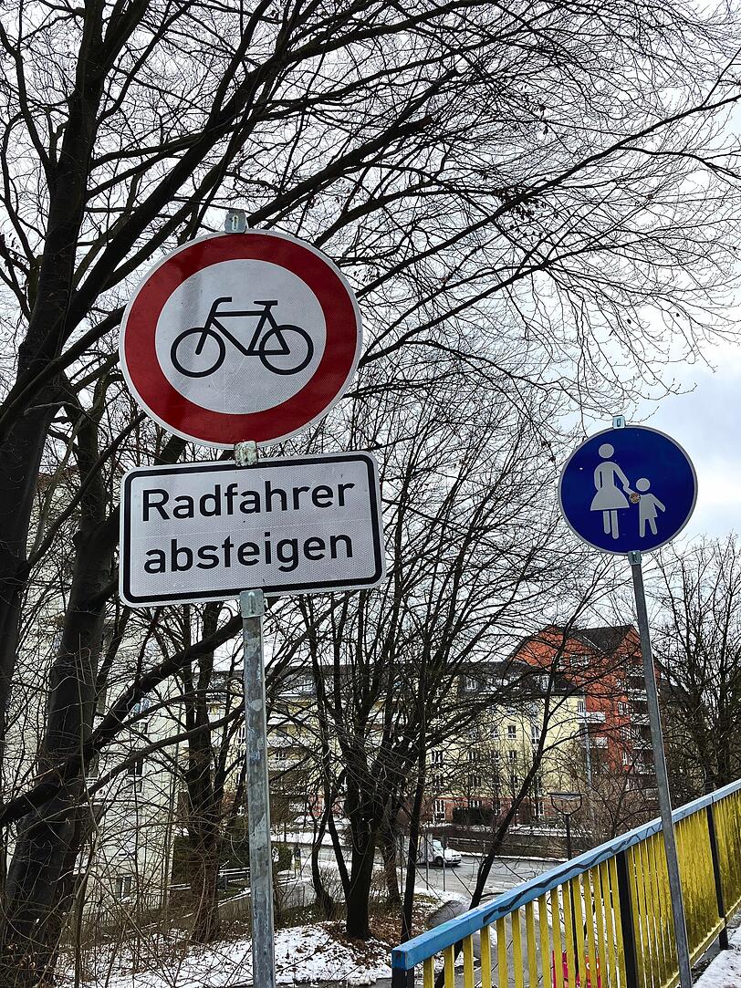 Eigentlich m&uuml;ssen Radlfahrer absteigen, bevor sie die Br&uuml;cke &uuml;berqueren. Nur wenige halten sich daran.