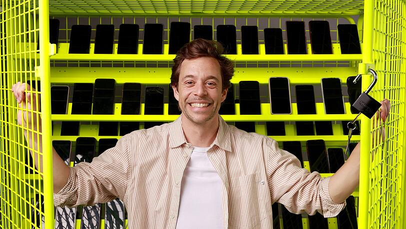 Für das TV-Experiment "Schule ohne Smartphone" sperrte Tobias Krell die Smartphones von rund 100 Kindern und Jugendlichen und auch sein eigenes für 22 Tage lang weg. Über die Erfahrung spricht der 40-Jährige im Interview. Für das TV-Experiment "Schule ohne Smartphone" sperrte Tobias Krell die Smartphones von rund 100 Kindern und Jugendlichen und auch sein eigenes für 22 Tage lang weg. Über die Erfahrung spricht der 40-Jährige im Interview.