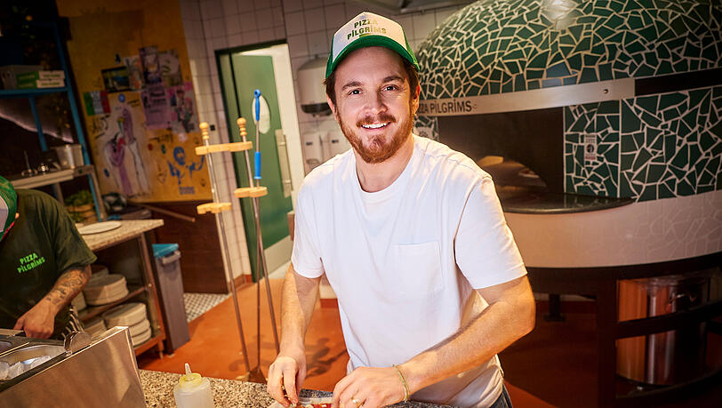 James Elliot bringt seinen M&uuml;nchner Mitarbeitern das Pizzabacken so bei, wie er es selbst zusammen mit seinem Bruder Thom in Neapel gelernt hat.