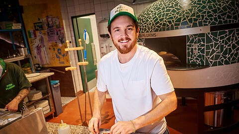 James Elliot bringt seinen M&uuml;nchner Mitarbeitern das Pizzabacken so bei, wie er es selbst zusammen mit seinem Bruder Thom in Neapel gelernt hat.
