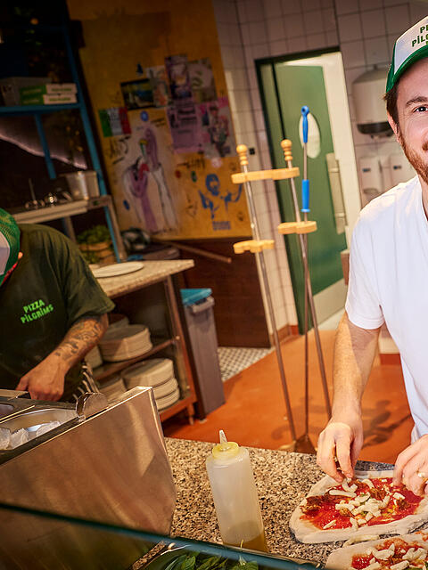 James Elliot bringt seinen M&uuml;nchner Mitarbeitern das Pizzabacken so bei, wie er es selbst zusammen mit seinem Bruder Thom in Neapel gelernt hat.