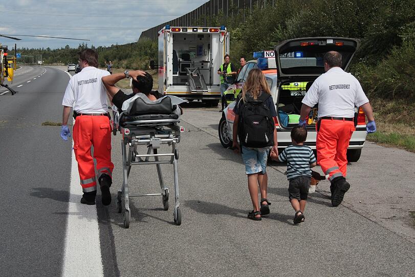 Tragische Aufnahmen vom Unfallgeschehen auf der A99 Richtung Nürnberg Höhe Hohenbrunn.