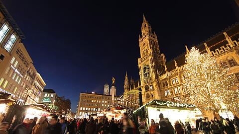 Ein "Winter in der Stadt" könnte laut CSU die Christkindlmärkte, wie hier am Marienplatz, entzerren.