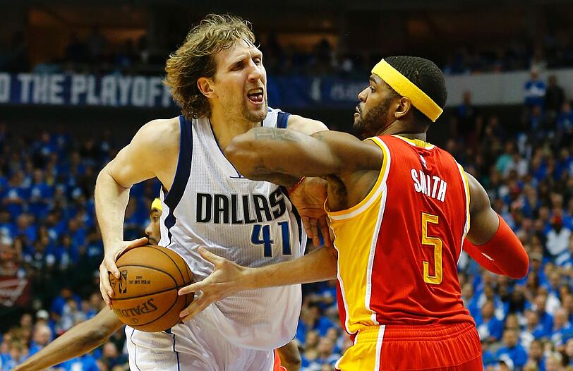 Mavericks-Star Dirk Nowitzki (links) im Duell mit Josh Smith von den Houston Rockets.