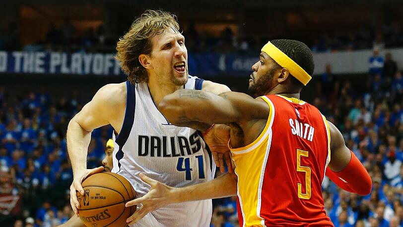 Mavericks-Star Dirk Nowitzki (links) im Duell mit Josh Smith von den Houston Rockets. Mavericks-Star Dirk Nowitzki (links) im Duell mit Josh Smith von den Houston Rockets.