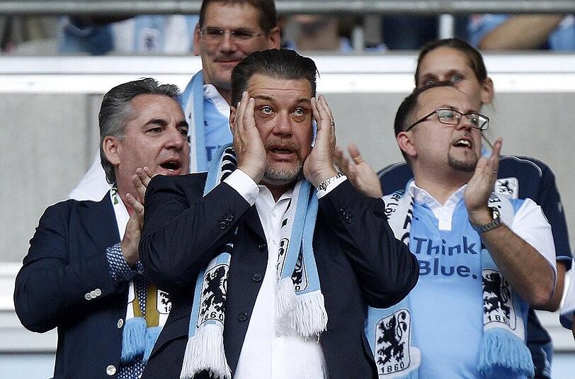 Gerhard Mayrhofer und seine Gefolgschaft wirkten arg mitgenommen nach dem Last-Minute-Klassenerhalt des TSV 1860.