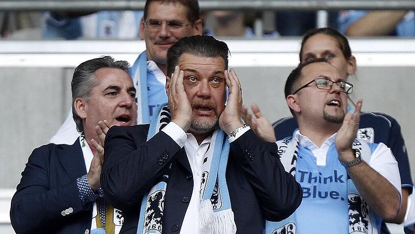 Gerhard Mayrhofer und seine Gefolgschaft wirkten arg mitgenommen nach dem Last-Minute-Klassenerhalt des TSV 1860. Gerhard Mayrhofer und seine Gefolgschaft wirkten arg mitgenommen nach dem Last-Minute-Klassenerhalt des TSV 1860.