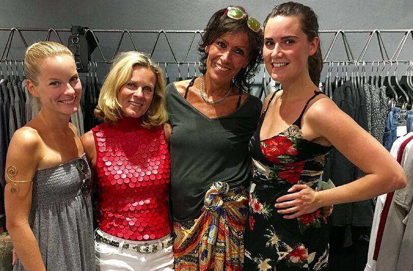 Julie Noll und Tochter Roxanna mit Andrea L.Arronge und Tochter Jessica.