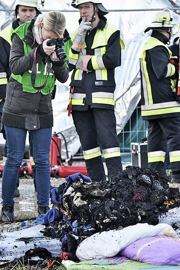 Nach dem Brand in einem Wohnabteil kollabierte die Traglufthalle.