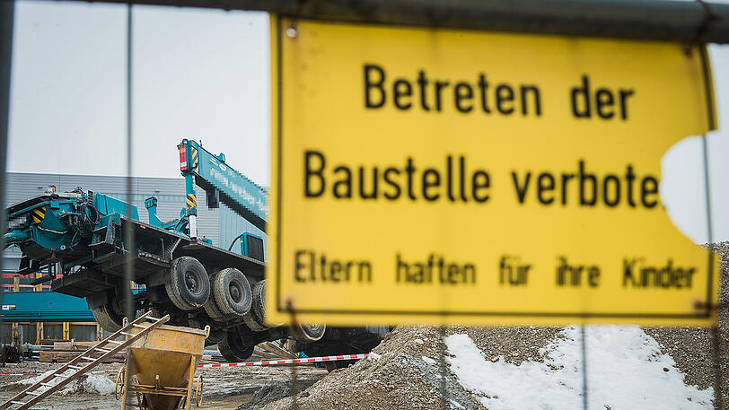 Am Donnerstagvormittag stürzte auf einer Baustelle in Freising eine Betonpumpe auf zwei Arbeiter - sie starben noch vor Ort.