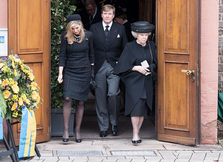 Prinzessin Beatrix der Niederlande, König Willem-Alexander der Niederlande, und Königin Maxima (l) der Niederlande verlassen die Kirche