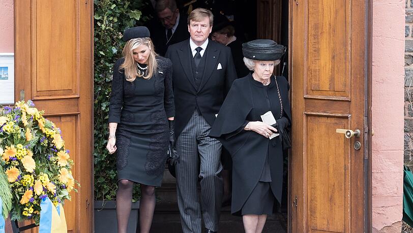Prinzessin Beatrix der Niederlande, König Willem-Alexander der Niederlande, und Königin Maxima (l) der Niederlande verlassen die Kirche Prinzessin Beatrix der Niederlande, König Willem-Alexander der Niederlande, und Königin Maxima (l) der Niederlande verlassen die Kirche