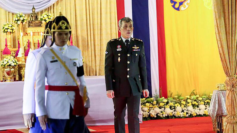 Kritik an König Maha Vajiralongkorn kann mit bis zu 15 Jahre Haft bestraft werden.
