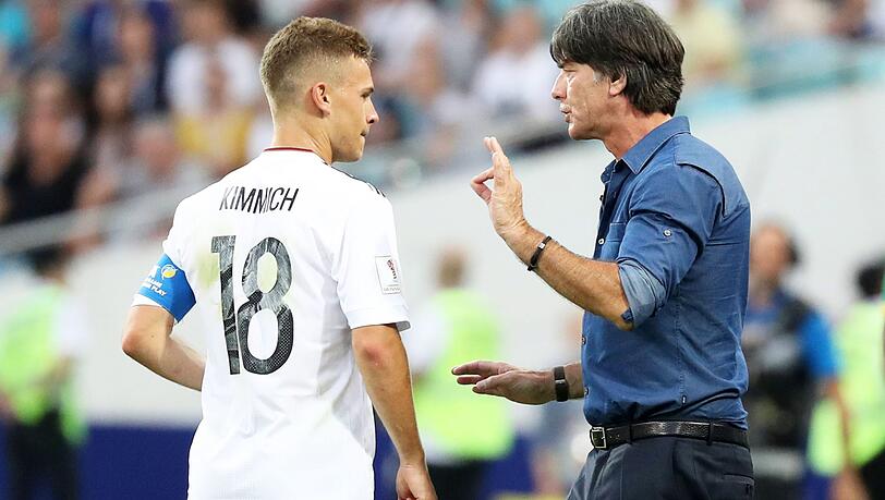Vertraute: Joshua Kimmich (li.) und Bundestrainer Joachim Löw. Vertraute: Joshua Kimmich (li.) und Bundestrainer Joachim Löw.