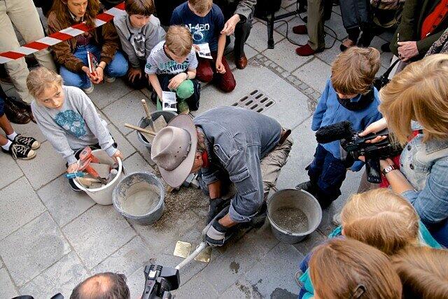Viele interessierte Bürger sind dabei, als die Stolpersteine ihren neuen Platz bekommen.