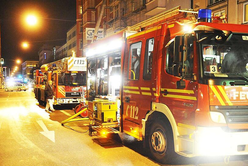Der Feuerwehreinsatz in der Paul-Heyse-Straße: Für den Bewohner der Brandwohnung kam jede Hilfe zu spät.