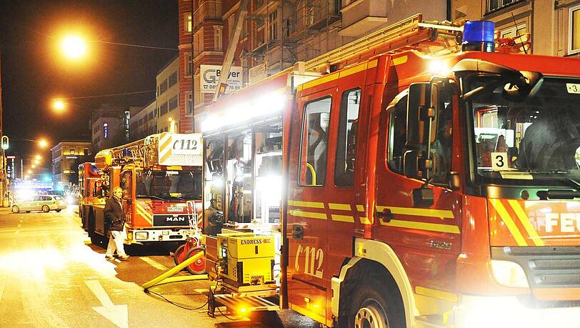 Der Feuerwehreinsatz in der Paul-Heyse-Straße: Für den Bewohner der Brandwohnung kam jede Hilfe zu spät. Der Feuerwehreinsatz in der Paul-Heyse-Straße: Für den Bewohner der Brandwohnung kam jede Hilfe zu spät.