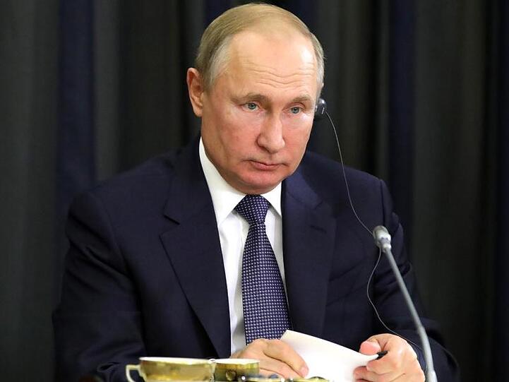 Kremlchef Putin über den in Berlin ermordeten Georgier: "In Berlin wurde ein Krieger getötet, der in Russland gesucht wurde, ein blutrünstiger und brutaler Mensch.".