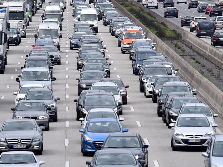 Der Verkehr staut sich auf der Autobahn A5 in südlicher Richtung in der Nähe des Darmstädter Kreuzes. Trotz Umweltdebatte gibt es immer mehr Fahrzeuge auf den Straßen.