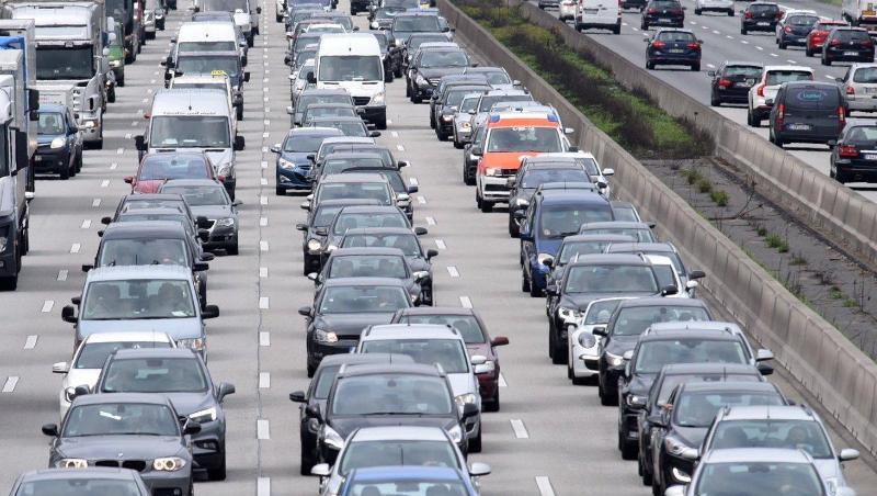 Der Verkehr staut sich auf der Autobahn A5 in südlicher Richtung in der Nähe des Darmstädter Kreuzes. Trotz Umweltdebatte gibt es immer mehr Fahrzeuge auf den Straßen. Der Verkehr staut sich auf der Autobahn A5 in südlicher Richtung in der Nähe des Darmstädter Kreuzes. Trotz Umweltdebatte gibt es immer mehr Fahrzeuge auf den Straßen.