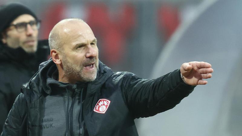 Der Würzburger Trainer Bernhard Trares reagiert auf den Spielverlauf.