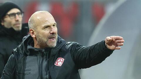 Der Würzburger Trainer Bernhard Trares reagiert auf den Spielverlauf.