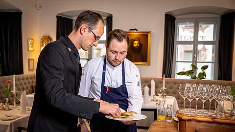 Marco Gatterer (r.) ist für die nun ausgezeichnete Küche im Berggericht in Kitzbühel verantwortlich, für die Weinauswahl zeichnet auch Diplom-Sommelier Patrick Fuchs (l.) verantwortlich.