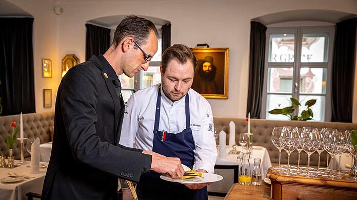 Marco Gatterer (r.) ist für die nun ausgezeichnete Küche im Berggericht in Kitzbühel verantwortlich, für die Weinauswahl zeichnet auch Diplom-Sommelier Patrick Fuchs (l.) verantwortlich.