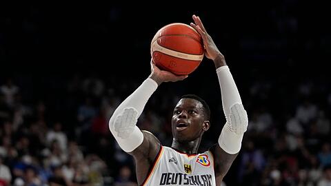 Das deutsche Basketball-Team um Kapitän Dennis Schröder hofft auf ein Olympia-Ticket.