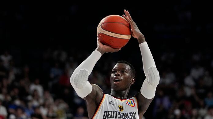 Das deutsche Basketball-Team um Kapitän Dennis Schröder hofft auf ein Olympia-Ticket.