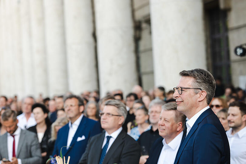 Markus Blume auf der Terrasse des Hauses der Kunst