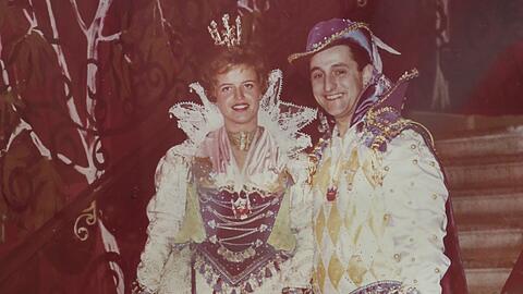 Fasching anno 1963: Monika Böhm im Prunkornat als Münchner Faschingsprinzessin Monika I. mit Schauspieler Maxl Graf als ihrem Prinzen Max I.