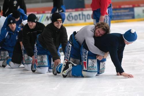 Die EHC-Stars feiern: Niklas Hede führt mit Markus Jocher die Raupe an.