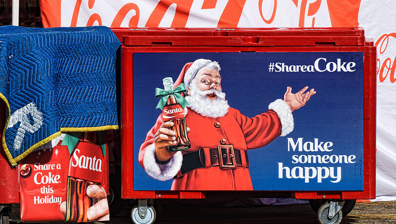 Coca-Cola wirbt in der Adventszeit gerne mit dem Weihnachtsmann, aber hat die Marke den mordernen Weihnachtsmann erfunden? Ein Faktencheck Coca-Cola wirbt in der Adventszeit gerne mit dem Weihnachtsmann, aber hat die Marke den mordernen Weihnachtsmann erfunden? Ein Faktencheck