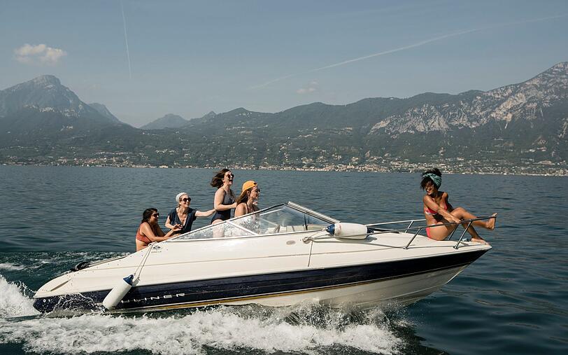Seit elf Jahren machen sie jährlich gemeinsam Urlaub am Gardasee, von links: Amali (Homa Faghiri), Sophie (Ina Maria Jaich), Francesca (Natalia Rudziewicz), Luz (Janet Rothe) und Fana (Thandi Sebe). Seit elf Jahren machen sie jährlich gemeinsam Urlaub am Gardasee, von links: Amali (Homa Faghiri), Sophie (Ina Maria Jaich), Francesca (Natalia Rudziewicz), Luz (Janet Rothe) und Fana (Thandi Sebe).