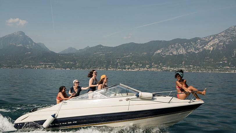 Seit elf Jahren machen sie jährlich gemeinsam Urlaub am Gardasee, von links: Amali (Homa Faghiri), Sophie (Ina Maria Jaich), Francesca (Natalia Rudziewicz), Luz (Janet Rothe) und Fana (Thandi Sebe). Seit elf Jahren machen sie jährlich gemeinsam Urlaub am Gardasee, von links: Amali (Homa Faghiri), Sophie (Ina Maria Jaich), Francesca (Natalia Rudziewicz), Luz (Janet Rothe) und Fana (Thandi Sebe).