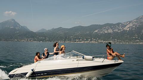 Seit elf Jahren machen sie j&auml;hrlich gemeinsam Urlaub am Gardasee, von links: Amali (Homa Faghiri), Sophie (Ina Maria Jaich), Francesca (Natalia Rudziewicz), Luz (Janet Rothe) und Fana (Thandi Sebe).